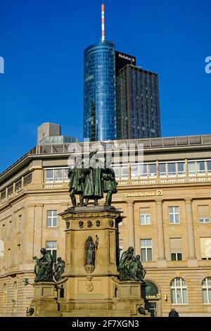 14.09.2019, Frankfurt am main, Hessen, Deutschland - Johannes-Gutenberg-Denkmal auf dem suedlichen Rossmarkt in Frankfurt im Bankenviertel mit Deutsch Banque D'Images