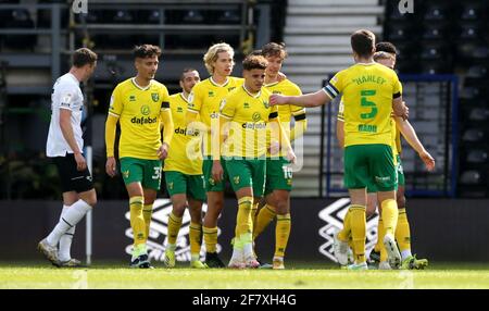 Le Kieran Dowell de Norwich City (au centre, à l'arrière) célèbre le premier but de leur partie lors du match du championnat Sky Bet au stade Pride Park, Derby. Date de la photo: Samedi 10 avril 2021. Banque D'Images