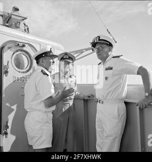 Commandant de l'escadron Matchmaker III, capitaine en mer F. Visee, en conversation avec un vice-amiral RN et un contre-amiral USN sur l'aile du pont des RH. Mme Limburg, phare de Matchmaker III RH. Mme Limburg (D814) ​​was fait partie de l'escadron de l'OTAN Matchmaker III du 15 janvier au 3 mars 1967 (Matchmaker était le précurseur de la Force navale permanente de l'Atlantique (STANAVFORLANT) qui existait depuis 1968). Au cours de cette période, le Matchmaker III se composait également de l'USS Zellars (DD777), du HMS Berwick (F115) et de l'USS McCloy (DE1038). Les pays-Bas ont dirigé le commandement de Matchmaker III du 15 janvier au Banque D'Images