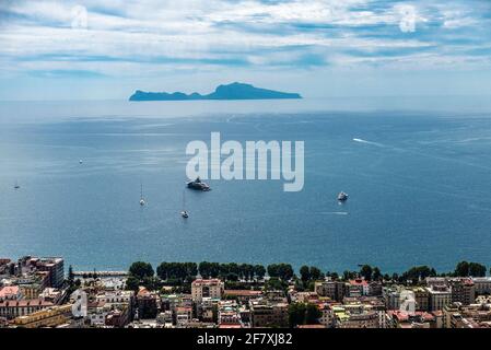 Vue sur l'île de Capri depuis Naples avec yachts Et voiliers en Italie Banque D'Images