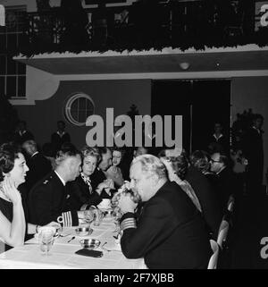 À l'invitation du général-major des Mariniers (GJKAZ) Nass, ses invités, y compris certains officiers américains, se voient offrir un repas indonésien copieux dans le de Ghoutkazerne (VGKAZ) dans le Van Ghantkazerne (VGKAZ). Banque D'Images