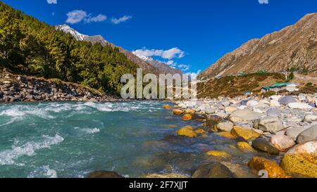 Paysage serein de la vallée de la rivière Baspa près du village de Chitkul dans le district de Kinnaur dans l'Himachal Pradesh, Inde. C'est le dernier village habité près de la Banque D'Images