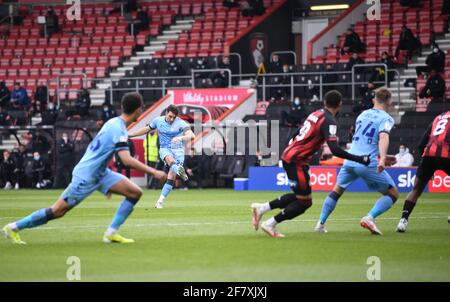 Vitalité Stadium, Bournemouth, Dorset, Royaume-Uni. 10 avril 2021. Championnat de football de la Ligue anglaise de football, Bournemouth Athletic versus Coventry City ; Matthew James de Coventry City tire et enregistre un coup de pied gratuit en 2e minute 1-1 crédit : action plus Sports/Alay Live News Banque D'Images