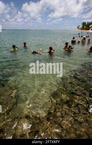 marau, bahia / brésil - 27 décembre 2011: On voit des gens plonger dans une piscine naturelle sur la plage de Taipu de Fora, dans le quartier de Barra Grande, dans le mu Banque D'Images