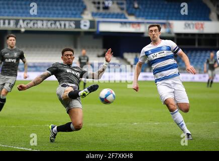 Londres, Angleterre, le 10 avril 2021. Liam Palmer de Sheffield mercredi s'étire pour arriver dans la croix devant Lee Wallace de QPR pendant le match de championnat de Sky Bet au Kiyan Prince Foundation Stadium, Londres. Le crédit photo devrait se lire: David Klein / Sportimage crédit: Sportimage / Alay Live News Banque D'Images