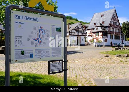 DEU, Deutschland, Rheinland-Pfalz, Zell, 19.05.2020: Informationstafel zur Wasserwanderroute Mosel vor einem praechtigen alten Fachwerkhaus, das zum W Banque D'Images