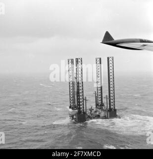 Service d'investigation et de secours des messages d'alarme. À Scheveningen, l'île britannique de Constellation, avec 33 membres d'équipage, après une tempête très intense, est en grande difficulté. L'île de forage a été tirée de Bugsier par le Tug Pacific allemand de Hambourg. Un Neptune de l'escadron 320 d'avion est sur place. Certaines tentatives pour obtenir de bord l'équipage avec des hélicoptères ont échoué. Banque D'Images