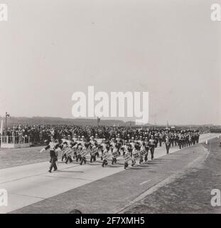 La chapelle militaire royale, avec le premier du corps de Tambur, passe le point de Deignel lors d'une parade à Ede à l'occasion de la Journée de libération, en présence, entre autres, de la reine Juliana et de la Z.K.H. Prince Bernhard. Banque D'Images