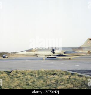 Transfert des Hollandais Starfighters en Turquie. Le 15 décembre 1980 a commencé à partir de la base aérienne Leeuwarden 11 Lockheed (T) F-104G Starfighters Direction Turquie. Ces dispositifs ex-klu ont été fournis avec le croissant turc et ont été transportés par des cerfs-volants de Volkel et de Leeuwarden jusqu'à la base turque. Banque D'Images