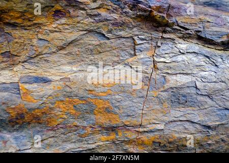 DEU, Deutschland, Rheinland-Pfalz, Zell, 23.05.2020: Rissige Felswand mit Flechten in einem Weinberg BEI Zell an der Mittelmosel Banque D'Images