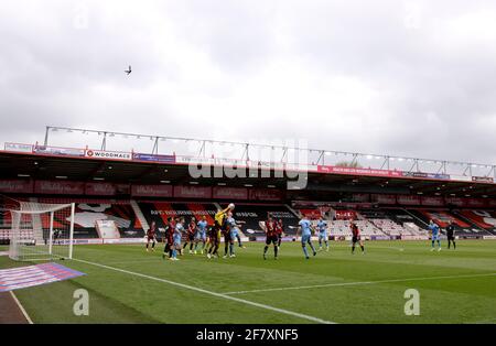 Vue générale de l'action du goalmouth entre AFC Bournemouth et Coventry City en face du stand vide, pendant le match du championnat Sky Bet au stade Vitality, à Bournemouth. Date de la photo: Samedi 10 avril 2021. Banque D'Images