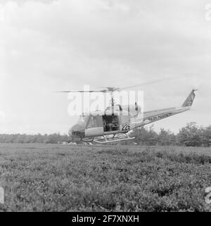 Répétez les exercices du corps de Mariniers dans le Veluwe dans la région d'Elspeet. Quelques mariniers sont déplacés avec un hélicoptère de type Agusta Bell UH-1. Banque D'Images