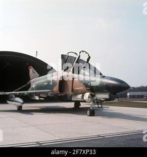 MC Donnell Douglas F-4e Phantom II, du 32 TFS, pour un abri sur la base aérienne de Soesterberg. Banque D'Images