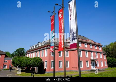 07.05.2020, Oberhausen, Nordrhein-Westfalen, Deutschland - Werbebanner vor der Ludwigssgalerie Schloss Oberhausen fuer eine Fotoausstellung mit Bildern Banque D'Images