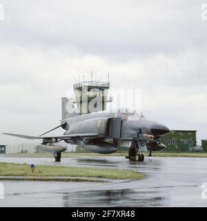 Un Boeing (McDonnell Douglas) RF-4e fantôme II du 51ème AKG de la Luftwaffe sur la base aérienne de Zweibrücken en Allemagne de l'Ouest. Banque D'Images