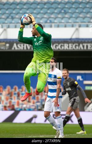 Londres, Royaume-Uni. 10 avril 2021. Seny Dieng de Queens Park Rangers lors du match de championnat EFL Sky Bet entre Queens Park Rangers et Sheffield mercredi au Kiyan Prince Foundation Stadium, Londres, Angleterre, le 10 avril 2021. Photo de Salvio Calabre. Utilisation éditoriale uniquement, licence requise pour une utilisation commerciale. Aucune utilisation dans les Paris, les jeux ou les publications d'un seul club/ligue/joueur. Crédit : UK Sports pics Ltd/Alay Live News Banque D'Images