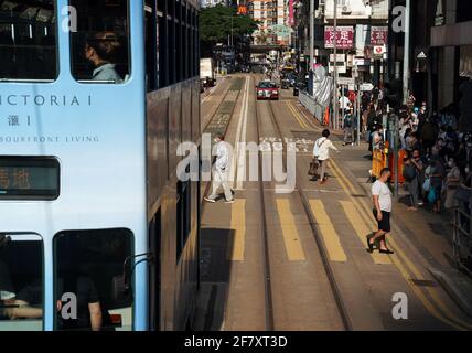 (210410) -- HONG KONG, le 10 avril 2021 (Xinhua) -- On voit des personnes portant un masque à Hong Kong, dans le sud de la Chine, le 10 avril 2021. Le Centre pour la protection de la santé (CHP) de Hong Kong a signalé cinq autres cas confirmés de COVID-19 samedi, portant son total à 11,568. (Module Xinhua/Li) Banque D'Images