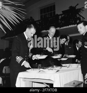 À l'invitation du général-major des Mariniers (GJKAZ) Nass, ses invités, y compris certains officiers américains, se voient offrir un repas indonésien copieux dans le de Ghoutkazerne (VGKAZ) dans le Van Ghantkazerne (VGKAZ). Banque D'Images