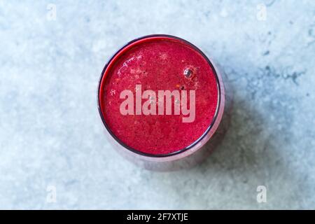 Açai Smoothie avec Beetroot et betteraves Cheers en dehors de Sunny Day avec des amis. Prêt à boire. Banque D'Images