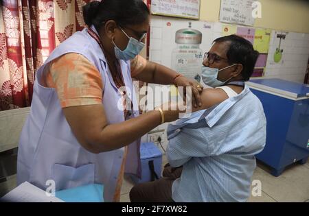 Un homme reçoit une dose du vaccin indien Covid-19 COVAXIN mis au point par Bharat Biotech lors d'une campagne de vaccination dans un centre de santé gouvernemental.le nombre cumulé de doses du vaccin Covid-19 administrées dans le pays vendredi a dépassé 98 millions, près de 34 doses de vaccination par lath ont été administrées au cours des 24 dernières heures. Banque D'Images