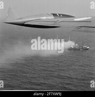 Service d'investigation et de secours des messages d'alarme. A Terschelling, un incendie est à bord du Sandon (centre) côtier suédois. Le polonais Trawler Barycz (ci-dessous) et le néerlandais Tug Holland (ci-dessus), Van Rederij Doeksen --terschelling, fournissent une assistance. Un Neptune de l'escadron 320 d'avion est sur place. Banque D'Images