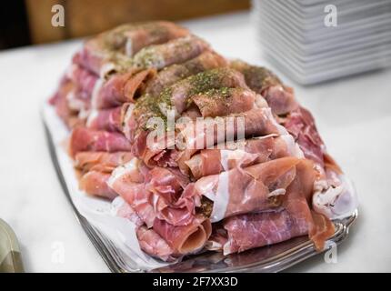 petites portions d'aliments sur une assiette avec une fourchette et une main pour atteindre un Banque D'Images