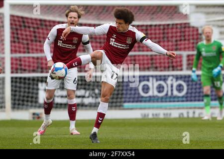 NORTHAMPTON, ROYAUME-UNI. 10 AVRIL : Shaun McWilliams de Northampton lors de la première moitié du match de la Sky Bet League 1 entre Northampton Town et Bristol Rovers au PTS Academy Stadium, Northampton on . (Credit: John Cripps | MI News) Credit: MI News & Sport /Alay Live News Banque D'Images