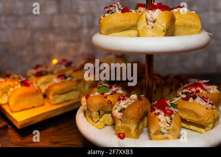 petits sandwiches dans des petits pains de hot dog lors d'une fête Banque D'Images