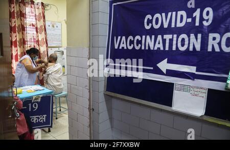 New Delhi, Inde. 10 avril 2021. Un homme reçoit une dose du vaccin indien Covid-19 COVAXIN mis au point par Bharat Biotech lors d'une campagne de vaccination dans un centre de santé gouvernemental.le nombre cumulé de doses du vaccin Covid-19 administrées dans le pays vendredi a dépassé 98 millions, près de 34 doses de vaccination par lath ont été administrées au cours des 24 dernières heures. (Photo par Naveen Sharma/SOPA Images/Sipa USA) crédit: SIPA USA/Alay Live News Banque D'Images