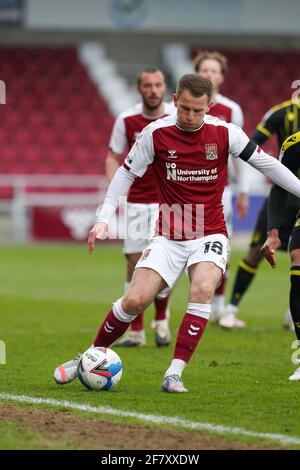 NORTHAMPTON, ROYAUME-UNI. 10 AVRIL : Bryn Morris de Northampton Town lors de la première moitié du match de la Sky Bet League 1 entre Northampton Town et Bristol Rovers au PTS Academy Stadium, Northampton on . (Credit: John Cripps | MI News) Credit: MI News & Sport /Alay Live News Banque D'Images