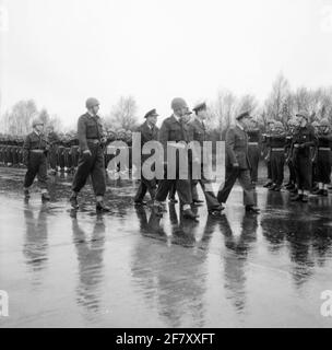 Le lieutenant-colonel M. van der Voo, observateur, porte le commandement de la base aérienne pour parler de Lieutenat-colonel-Flyer F.L.M. FOCQUIN DE GRAVE. Banque D'Images