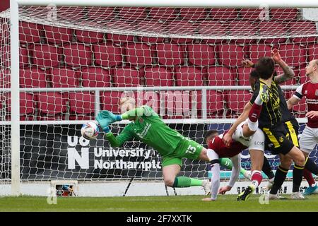 NORTHAMPTON, ROYAUME-UNI. 10 AVRIL : le gardien de la ville de Northampton Jonathan Mitchell lors de la première moitié du match de la Sky Bet League 1 entre Northampton Town et Bristol Rovers au PTS Academy Stadium, Northampton on . (Credit: John Cripps | MI News) Credit: MI News & Sport /Alay Live News Banque D'Images