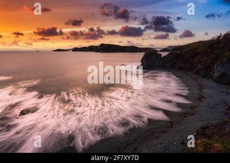 Vue sur le paysage d'une côte rocheuse de l'océan Atlantique Banque D'Images