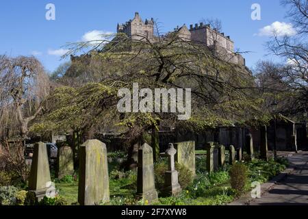 Château d'Édimbourg au printemps depuis le cimetière St Cuthbert Banque D'Images