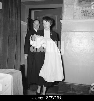 Moment photo du baptême de la fille du lieutenant en mer Arts de première classe W.J.M.w. Timmers dans la chapelle de l'hôpital marin d'Overveen. Fait partie de la série d'objets AVDKM 54776 à 54781 Banque D'Images