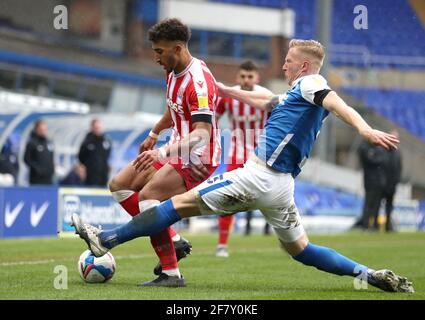 Jacob Brown (à gauche) de Stoke City et Kristian Pedersen de Birmingham City se battent pour le ballon lors du match du championnat Sky Bet au stade St. Andrew's trillion Trophy, à Birmingham. Date de la photo: Samedi 10 avril 2021. Banque D'Images