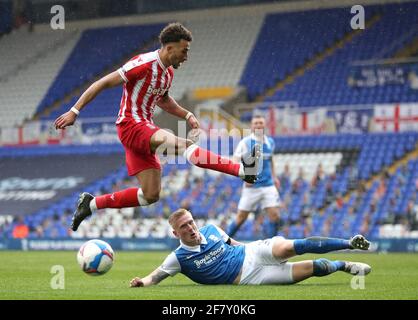 Jacob Brown (à gauche) de Stoke City et Kristian Pedersen de Birmingham City se battent pour le ballon lors du match du championnat Sky Bet au stade St. Andrew's trillion Trophy, à Birmingham. Date de la photo: Samedi 10 avril 2021. Banque D'Images