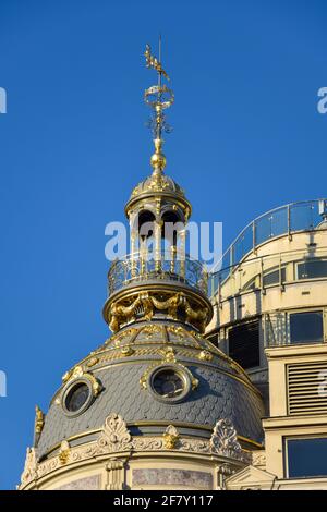 Détail de la coupole ornée au-dessus du magasin Printemps à Paris, France Banque D'Images