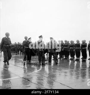 Le lieutenant-colonel M. van der Voo, observateur, porte le commandement de la base aérienne pour parler de Lieutenat-colonel-Flyer F.L.M. FOCQUIN DE GRAVE. Banque D'Images