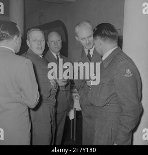 Le lieutenant-colonel-Vlieger, observateur G. van der Wolf (Central), vient de prendre le commandement de la base aérienne d'Ypenburg à partir du lieutenant-colonel-Vlieger, observateur J. Roukens.tweed, du lieutenant-colonel J. van Dijk. Banque D'Images