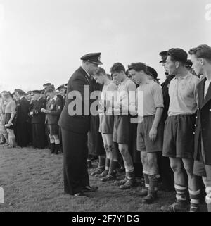 Match de football entre les équipes maritimes belges et néerlandaises. Fait partie de la série d'objets AVDKM 54757 à 54765 Banque D'Images