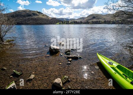 Faites du kayak sur la rive d'Ullswater dans le Lake District, Cumbria Banque D'Images