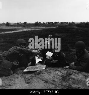 Répétez les exercices du corps de Mariniers dans le Veluwe dans la région d'Elspeet. Banque D'Images