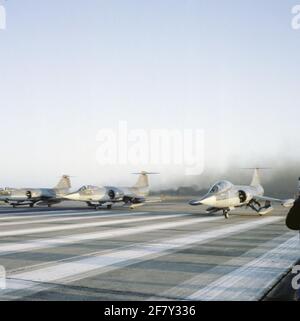 Transfert des Hollandais Starfighters en Turquie. Le 15 décembre 1980 a commencé à partir de la base aérienne Leeuwarden 11 Lockheed (T) F-104G Starfighters Direction Turquie. Ces dispositifs ex-klu ont été fournis avec le croissant turc et ont été transportés par des cerfs-volants de Volkel et de Leeuwarden jusqu'à la base turque. Banque D'Images