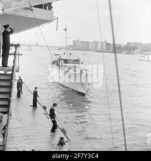 Moment photo de la visite d'État du couple royal danois, le roi Frederik IX et la reine Ingrid, aux pays-Bas. Arrivée de la chasse royale néerlandaise 'Piet hein' à HR. Mme Karel Doorman (1948-1968). Fait partie de la série d'objets AVDKM 540154 à 540167. Banque D'Images