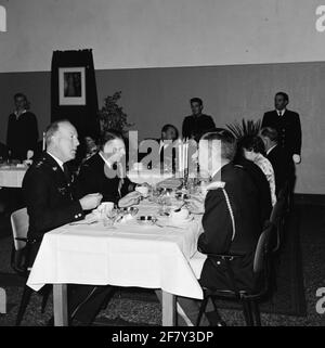 À l'invitation du général-major des Mariniers (GJKAZ) Nass, ses invités, y compris certains officiers américains, se voient offrir un repas indonésien copieux dans le de Ghoutkazerne (VGKAZ) dans le Van Ghantkazerne (VGKAZ). Banque D'Images