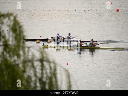 Varese, Italie. 10 avril 2021. Varese, Italie Championnats d'Europe de l'aviron 2021 derniers matches de qualification. L'Italie avec 9 bateaux est en troisième place parmi les nations finalistes dans la photo: Course masculine crédit: Agence de photo indépendante/Alamy Live News Banque D'Images