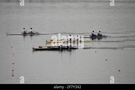 Varese, Italie. 10 avril 2021. Varese, Italie Championnats d'Europe de l'aviron 2021 derniers matches de qualification. L'Italie avec 9 bateaux est en troisième place parmi les nations finalistes dans la photo: Course masculine crédit: Agence de photo indépendante/Alamy Live News Banque D'Images