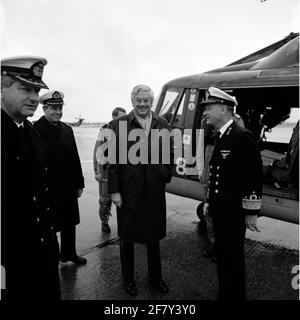 Visite du ministre de la Défense, M. F. Bolkenstein, au km de Den Helder. Arrivée au MarineLiegkamp de Kooy par Westland Lynx mk.81 (SH-14C0 278. A gauche, le capitaine de vaisseau Ter-Sea (KTZ) Nha Ostorp, commandant MarineLiegkamp de Kooy, 2e à partir de la gauche, le chef du service d'information maritime de Ktz WFL van Leeuwen, Midden le ministre et à droite le commandant des pays-Bas le vice-Admiraal (VADM) JDW van Renesse. Banque D'Images