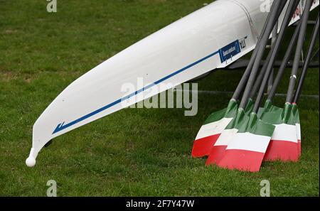 Varese, Italie. 10 avril 2021. Varese, Italie Championnats d'Europe de l'aviron 2021 derniers matches de qualification. L'Italie avec 9 bateaux est en troisième place parmi les nations finalistes dans la photo: Bateau italien crédit: Agence de photo indépendante/Alamy Live News Banque D'Images